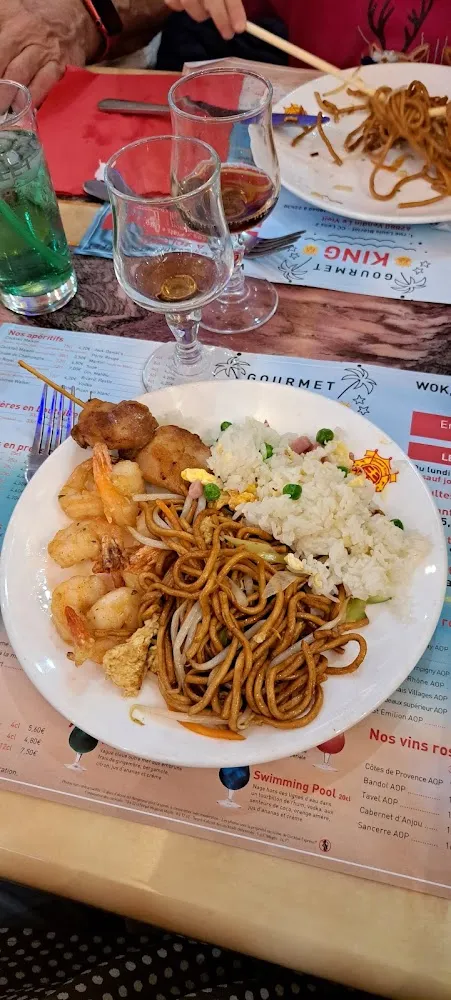 Nouilles Sautées Au Poulet Riz Cantonais Brochette de Poulet Crevettes Au Persil