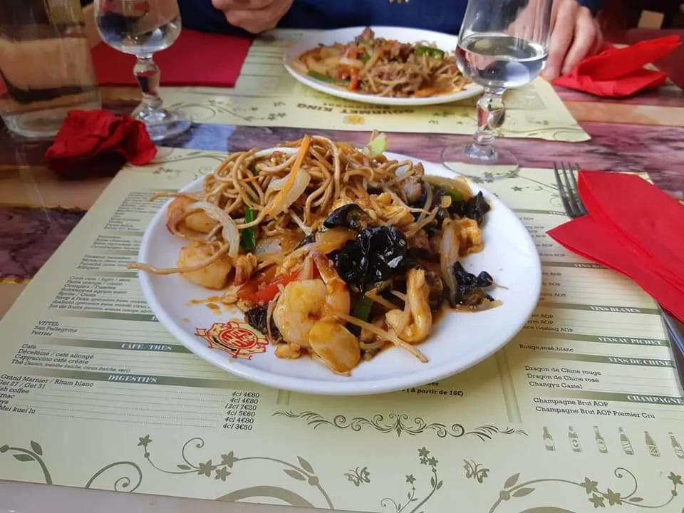 Sauté de Nouilles Légumes Et Crevettes Grillées